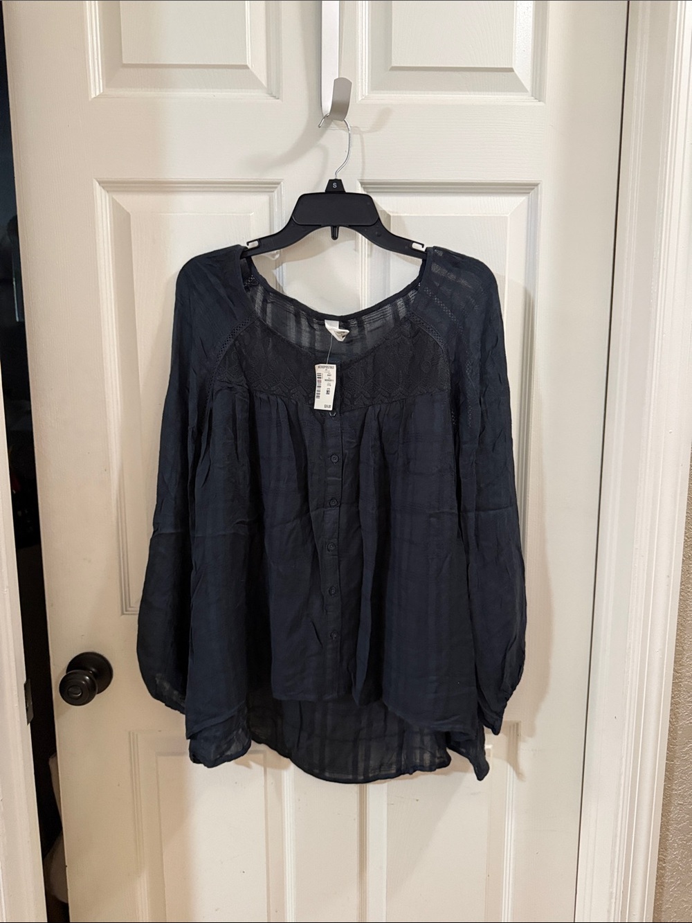 Aeropostale Woven Button-Front Peasant Top in Charcoal